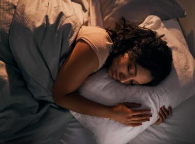 kobieta w łóżku w trakcie zasypiania