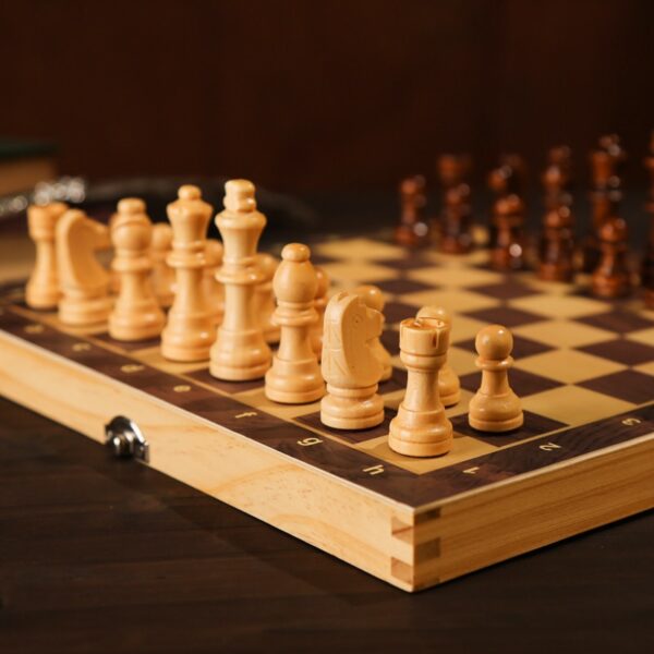 gustowne szachy wykonane z drewna