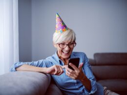 odbieranie cyfrowej kartki urodzinowej na telefonie przez kobietę