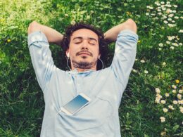 mężczyzna leży na trawie i odpoczywa w trakcie weekendu
