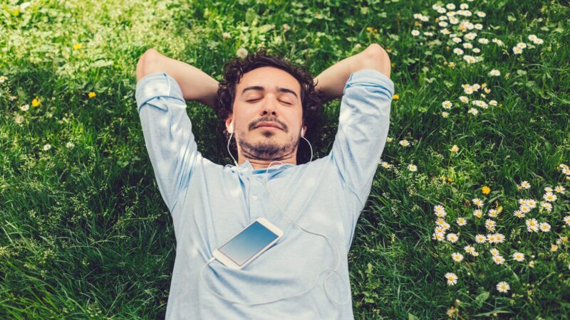 mężczyzna leży na trawie i odpoczywa w trakcie weekendu