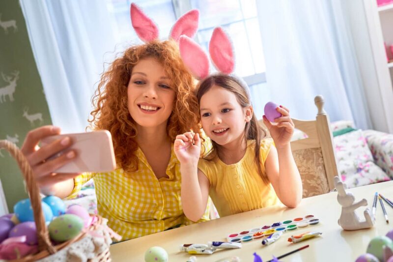 matka z córką malują pisanki i robią im zdjęcia