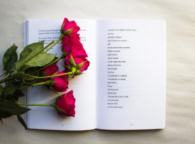książka z wierszami o miłości z bukietem róż